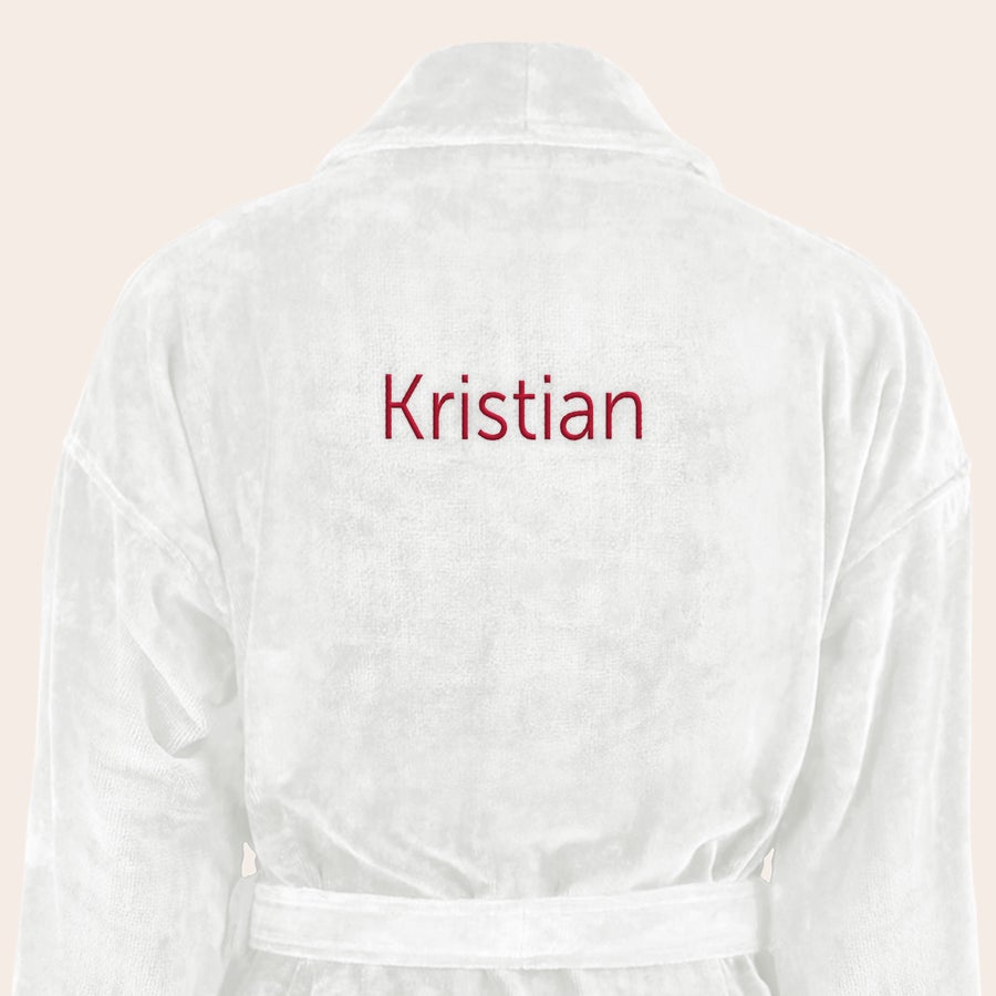 Badekåpe for menn med navn Hvit myk badekåpe brodert med navnet Kristian i røde bokstaver, en personlig gave.