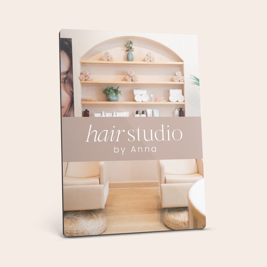 Zdjęcie na płycie pilśniowej Stojak fotograficzny z nadrukiem fryzjer studio by Anna, idealny do prezentacji ulubionego zdjęcia