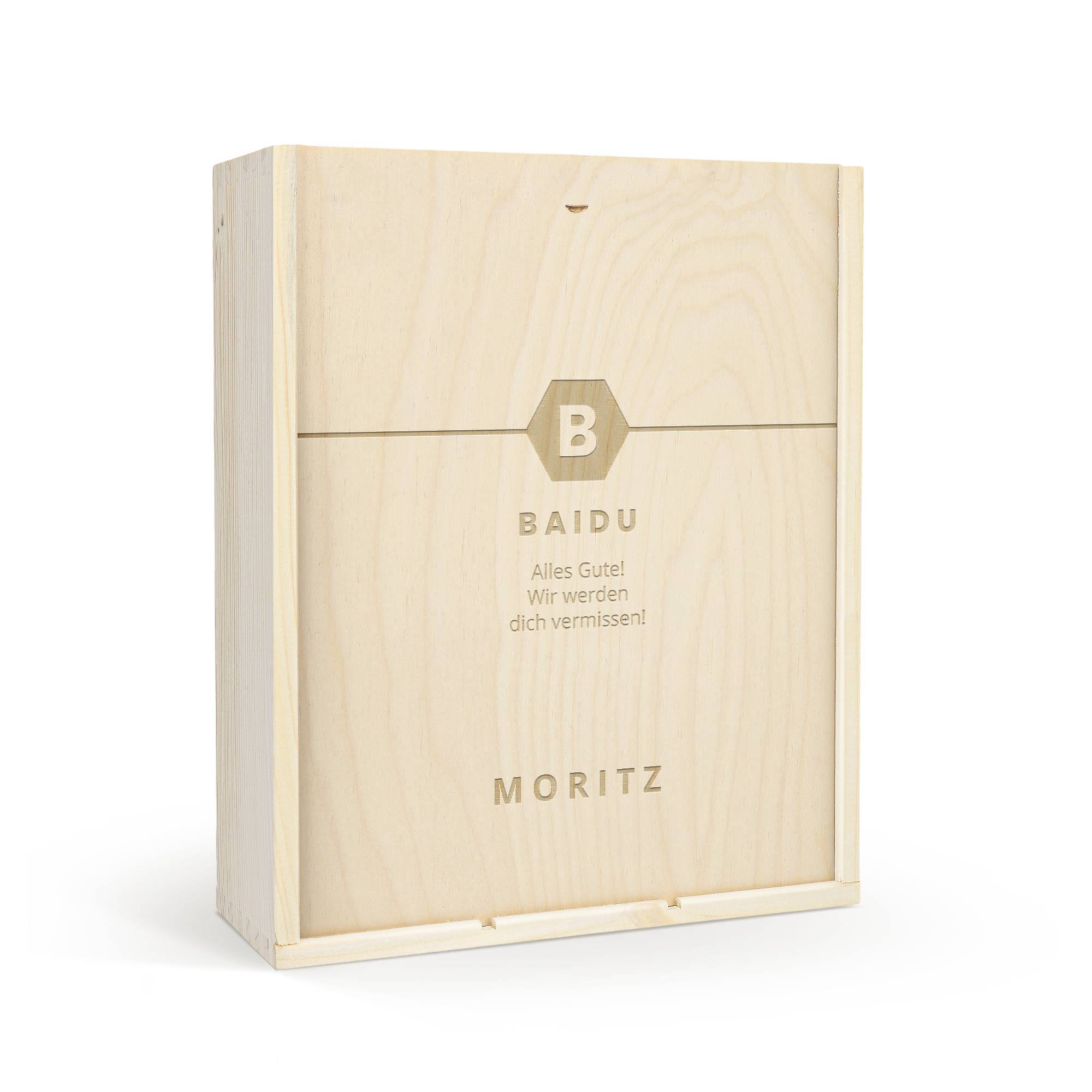 Maison de la Surprise Chardonnay in personalisierter Holzkiste, graviert mit Baidu und Moritz, dazu zwei Weingläser