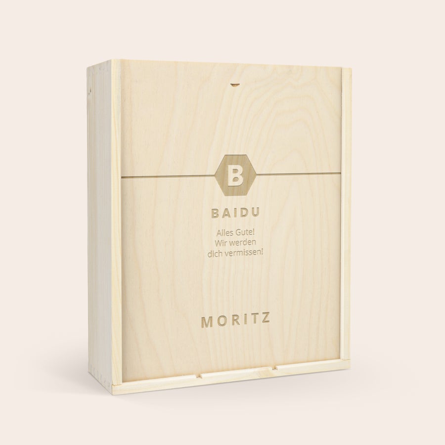 Maison de la Surprise Merlot personalisieren Maison de la Surprise Merlot in personalisierter Holzkiste mit Gläsern, graviert mit B BAIDU und MORITZ