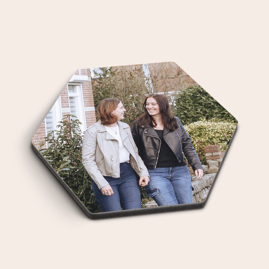 Coasters Suport de pahare hexagonal personalizat, imprimat cu o fotografie veselă a două prietene zâmbind.