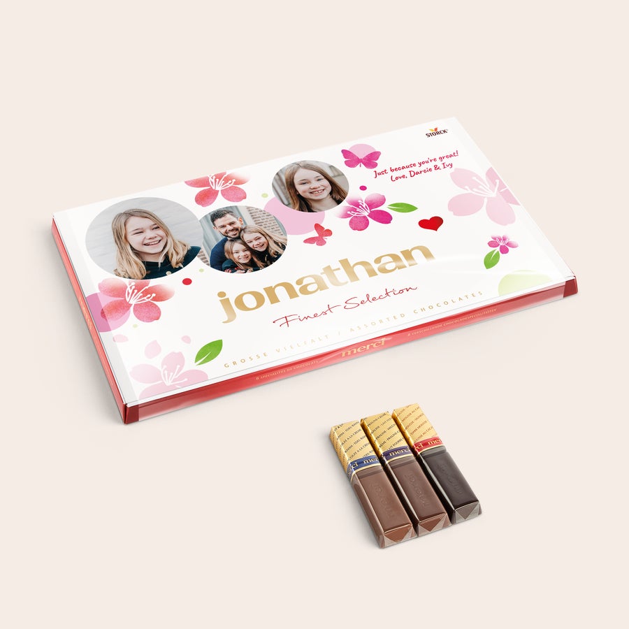Merci Chokolade med personligt kort Hvem overrasker du med en Merci chokolade gaveæske med personligt kort Jonathan, blomster og fotos trykt på låget