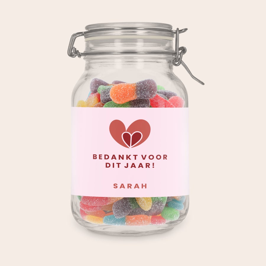 Snoeppot bedrukken Gepersonaliseerde Zoetpot met zure sticks, sticker met hart, tekst Bedankt voor dit jaar en de naam Sarah erop.