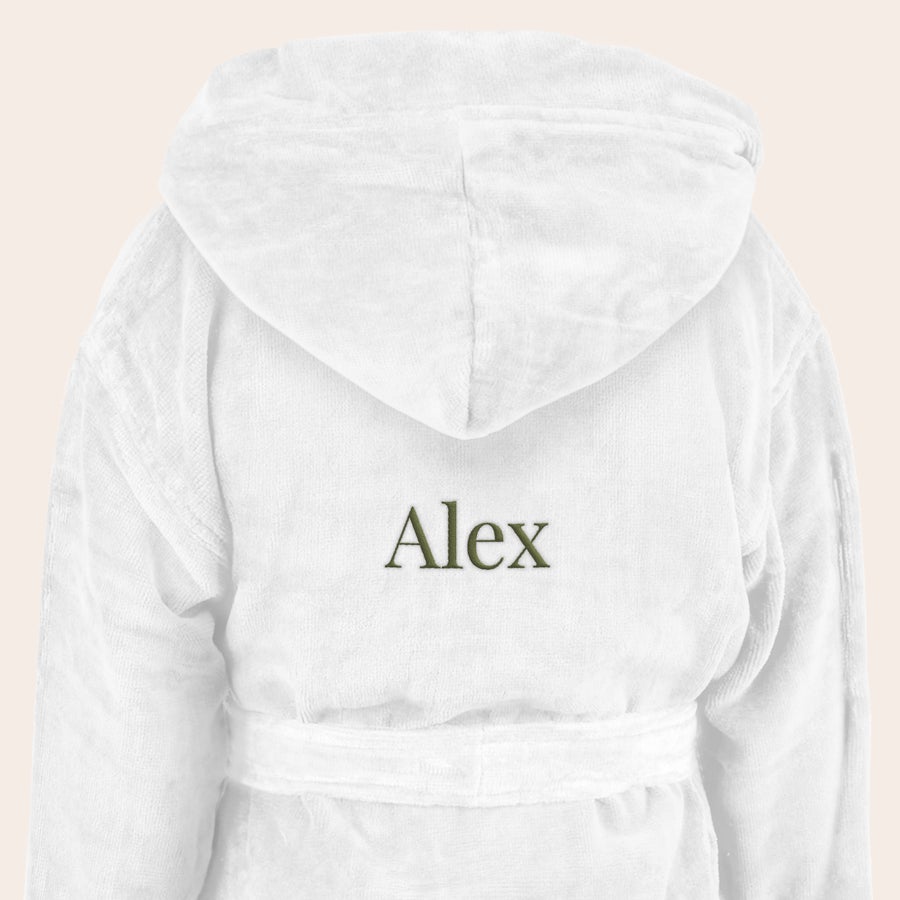 Badekåbe - børn Hvid morgenkåbe til børn broderet med navnet Alex i mørkegrøn skrift.