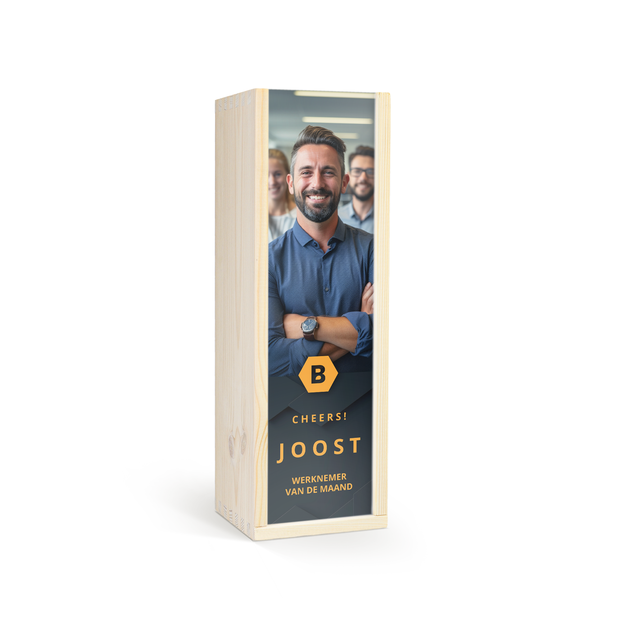 Houten kist met foto van man, bedrukt met "CHEERS! JOOST WERKNEMER VAN DE MAAND" voor een fles gin.