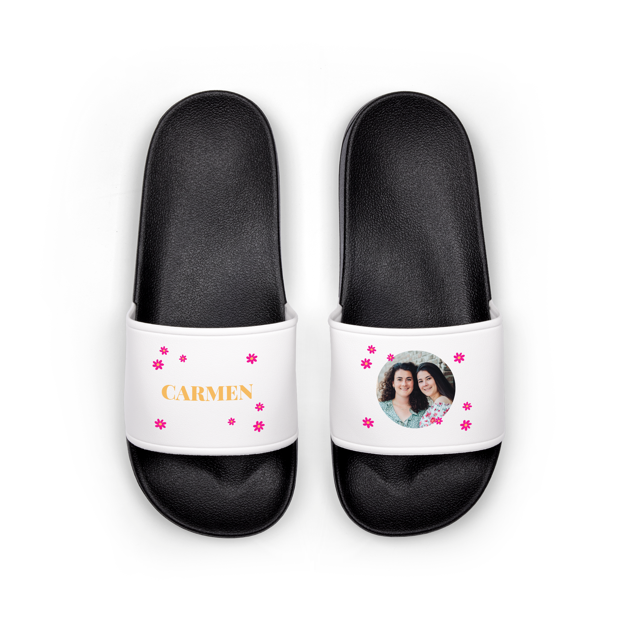 Witte gepersonaliseerde badslippers met de naam Carmen en een foto van twee vrouwen, bedrukt met roze bloemetjes.