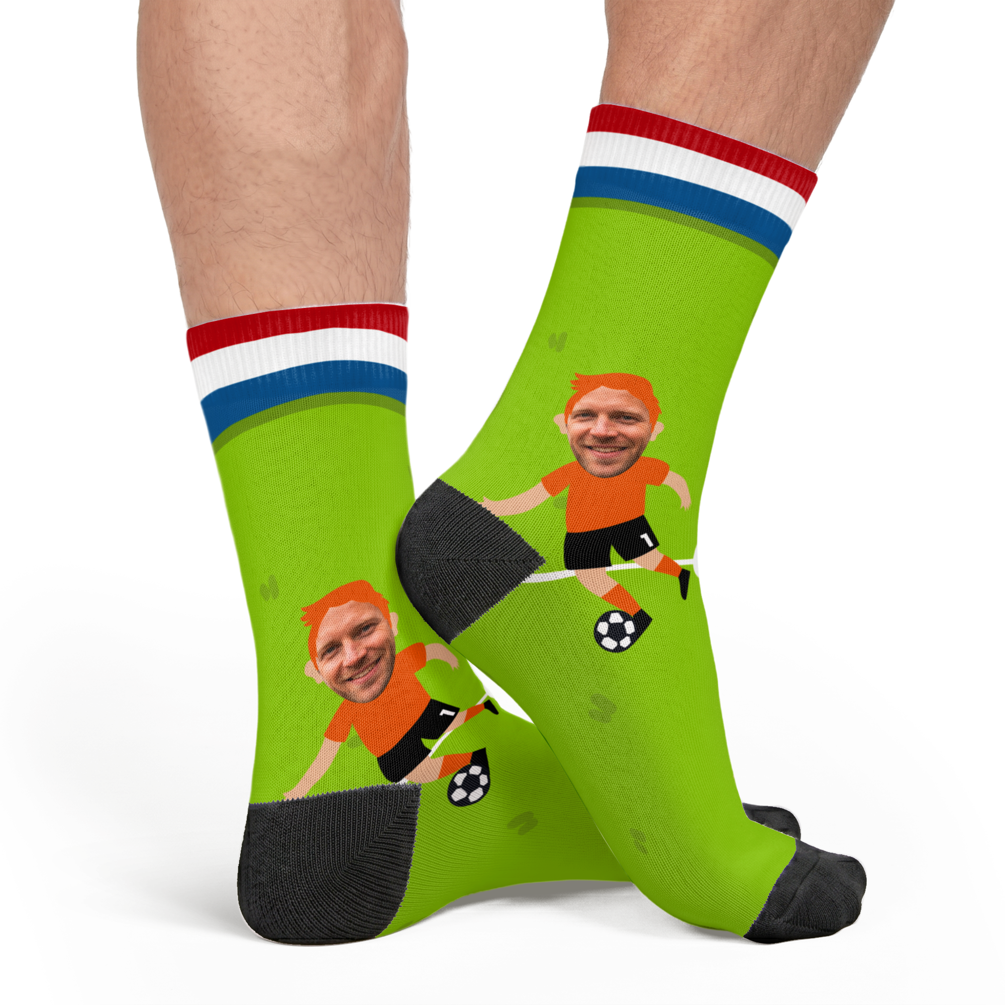 Volledig bedrukte WK-sokken – 39-42 met foto van een lachende man in oranje voetbaltenue, gepersonaliseerd met eigen foto op een felgroene sok met voetbalveld en Nederlandse vlag.