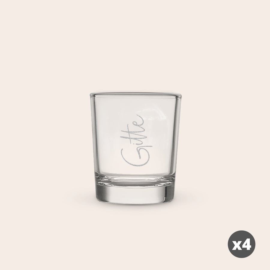 Shotglas Et personligt indgraveret shotglas af mørkeblåt glas med navnet "Gitte" indgraveret, der skaber et blast