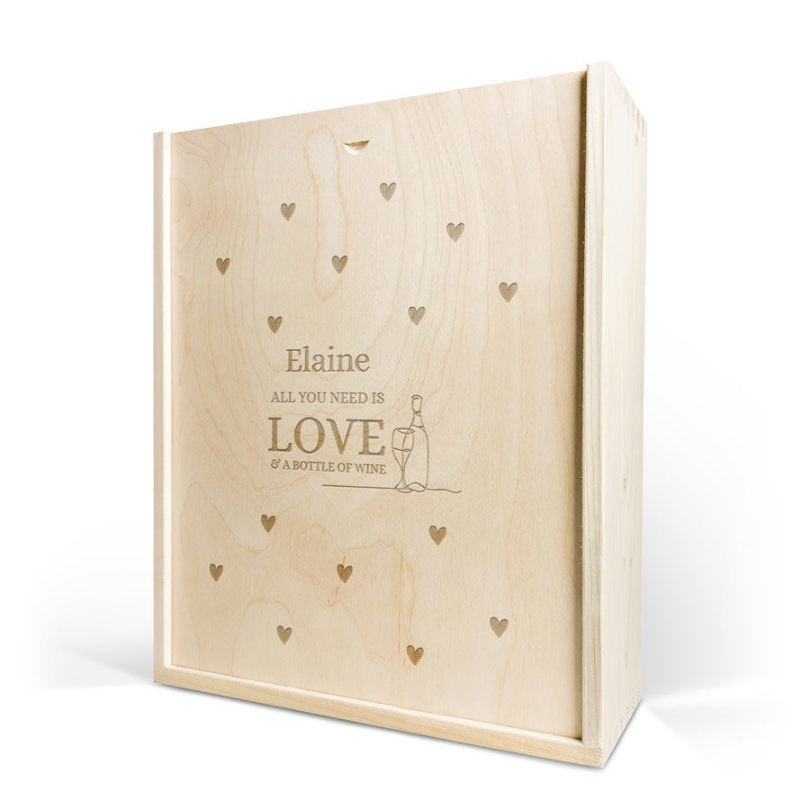 Drevo puzdro na víno s gravírovaním mena Elaine a textom All you need is LOVE & A BOTTLE OF WINE, koho prekvapíte lahodným vínom Oude Kaap v luxusnom rytom puzdre na víno?