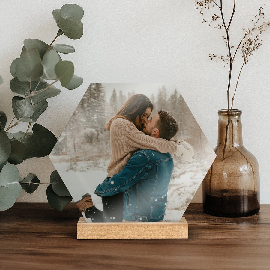 Fotokachel mit Holzständer Bedruckte Fotofliese aus Holz mit Ständer – Sechseck mit persönlichem Foto eines küssenden Paares, zum selbst Gestalten.