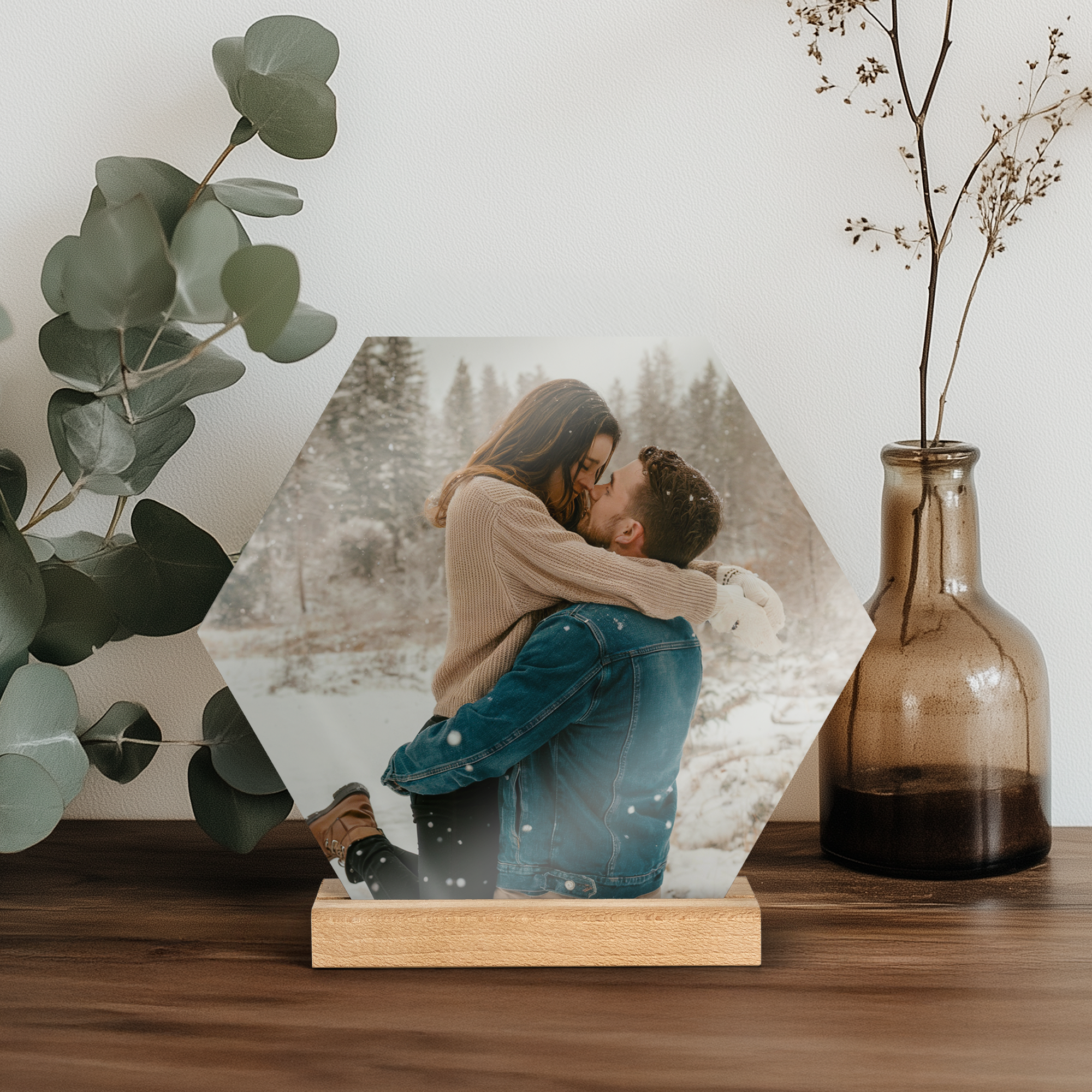 Piastrella fotografica in legno esagonale personalizzabile con foto stampata di coppia che si abbraccia