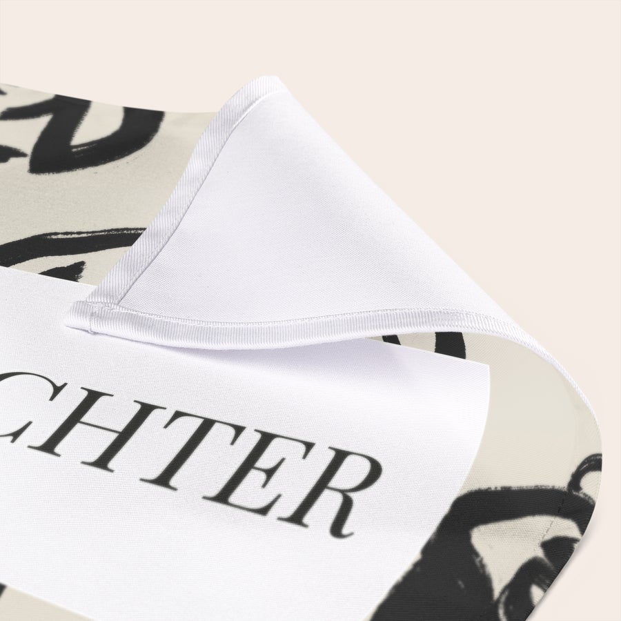 Servietten bedrucken Personalisierte Servietten mit aufgedrucktem schwarzen Muster und dem Namen Richter.
