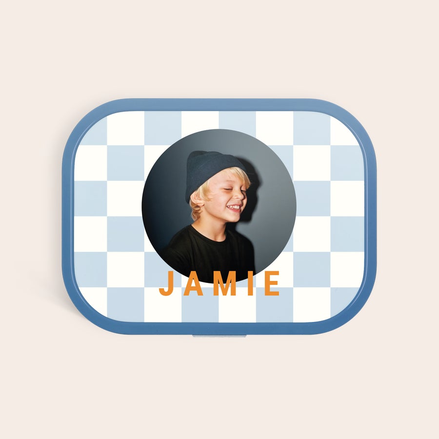 Mepal ebéddoboz - személyre szabott Kék-fehér kockás Mepal uzsonnásdoboz fiú fotójával és Jamie névvel, színes nyomtatással a fedelén.