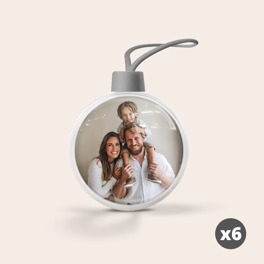Bolas de Navidad - Transparentes Una bola de Navidad transparente personalizada con una foto familiar impresa, perfecta para el árbol de Navidad.