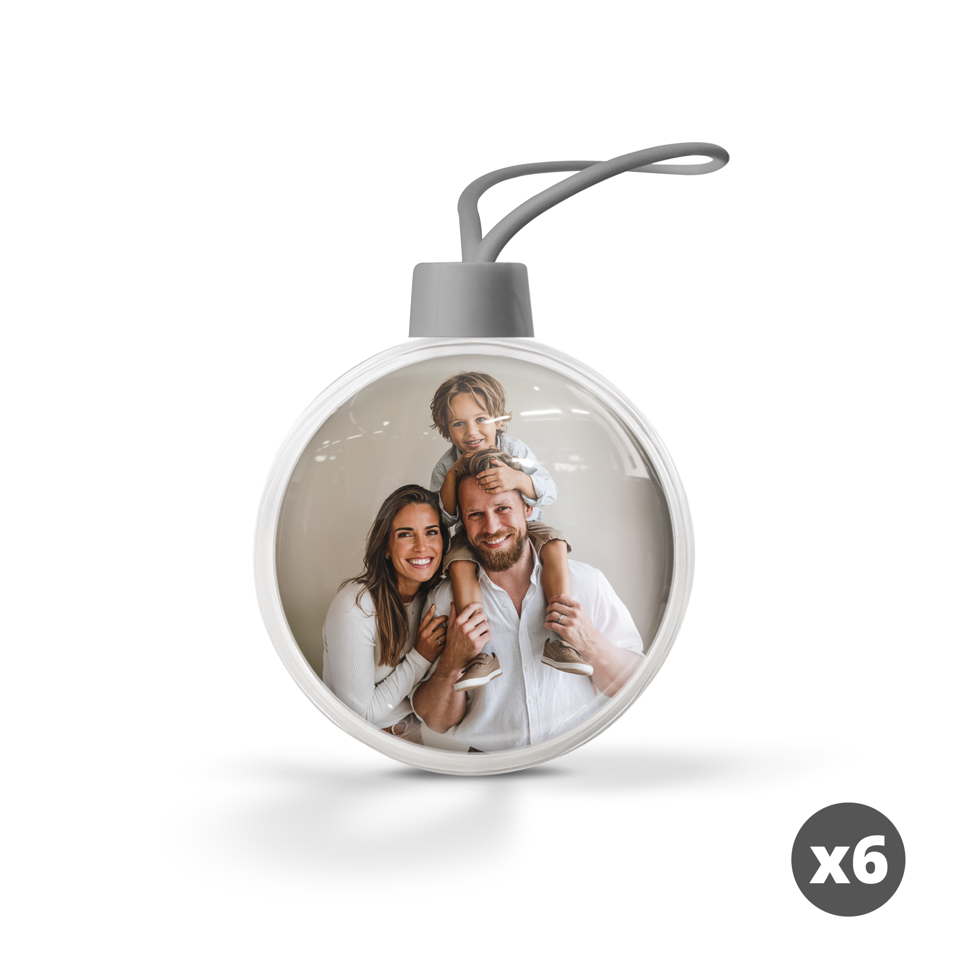 Gennemsigtig personlig julekugle med foto af en familie, trykt på indersiden.