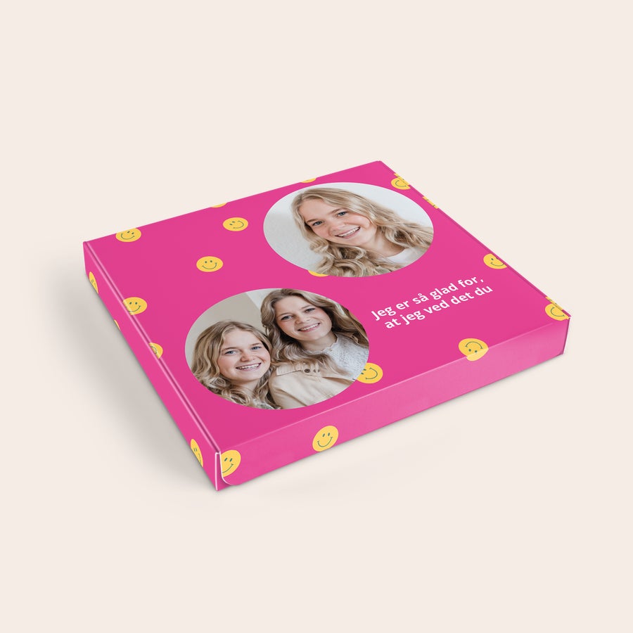 Personlig gave med bageblanding Personlig gaveæske i pink med to billeder, smilende ansigter, og teksten Jeg er så glad for, at jeg ved det du. Indeholder browniebageblanding til timevis af bagesjov.