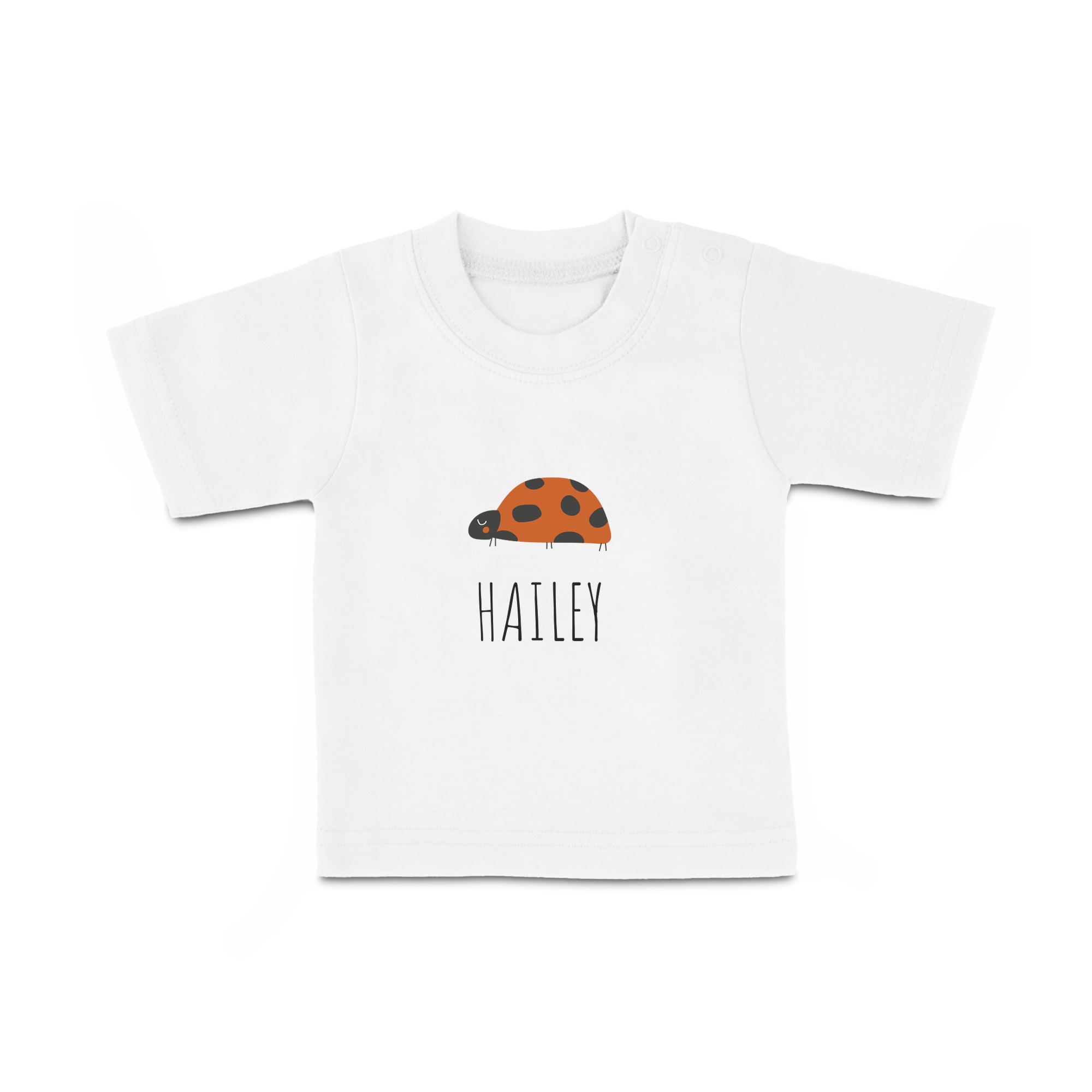 Weisses Baby T-Shirt mit Marienkäfer-Motiv und dem Namen Hailey, gedruckt mit individuellem Namen