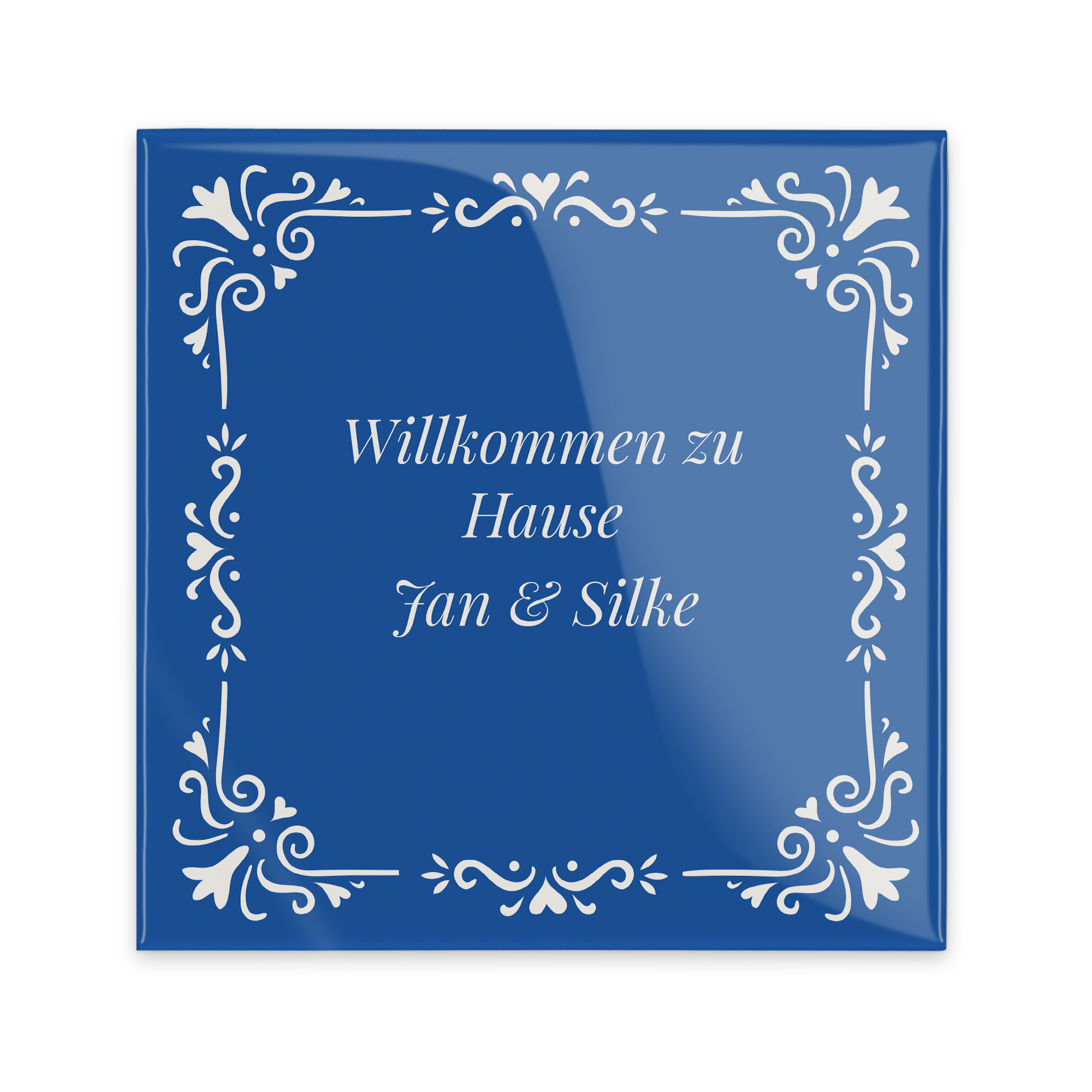 Blaue Kachel mit dem Sprichwort Willkommen zu Hause Jan & Silke und verziertem Rahmen, Gestaltung Ihrer personalisierten Kachel