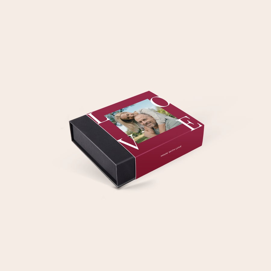 Personalizowane pudełko prezentowe na czekoladki deluxe - Miłość - 9 szt. Personalizowane pudełko prezentowe na czekoladki deluxe - Miłość - 9 szt.