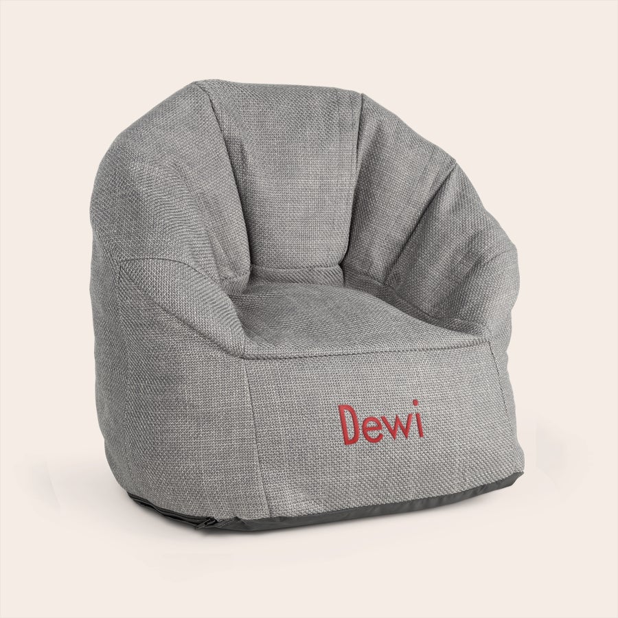 Kinderfauteuil met naam Grijze kinderstoel met de naam Dewi in rode letters erop geborduurd. Welk kindje wordt er nou niet blij van zo een toffe, hippe kinderstoel?