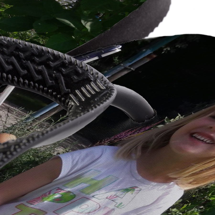 Personalisierte schwarze Zehensandalen mit Text und einem Foto als individuelles Sommergeschenk.