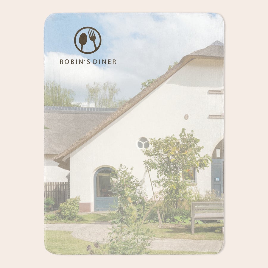Fleecedeken bedrukken Fleecedeken met eigen foto, bedrukt met een landelijke woning en het logo Robin's Diner, voor een gepersonaliseerde deken.