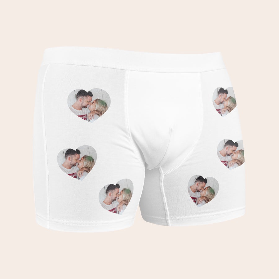 Boxershort met foto Witte gepersonaliseerde boxershort met geprinte hartvormige foto's van een verliefd stel, een unieke witte boxershort met foto