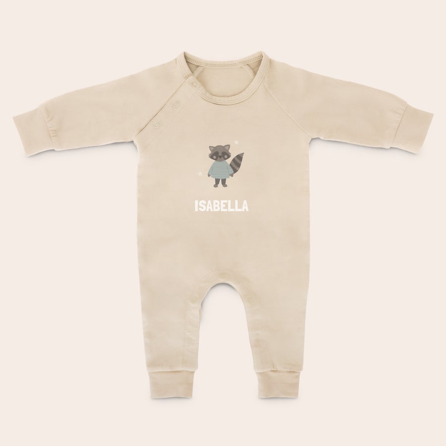 Body de bebé Impreso Body personalizado color beige con diseño de mapache y el nombre "Isabella" impreso.