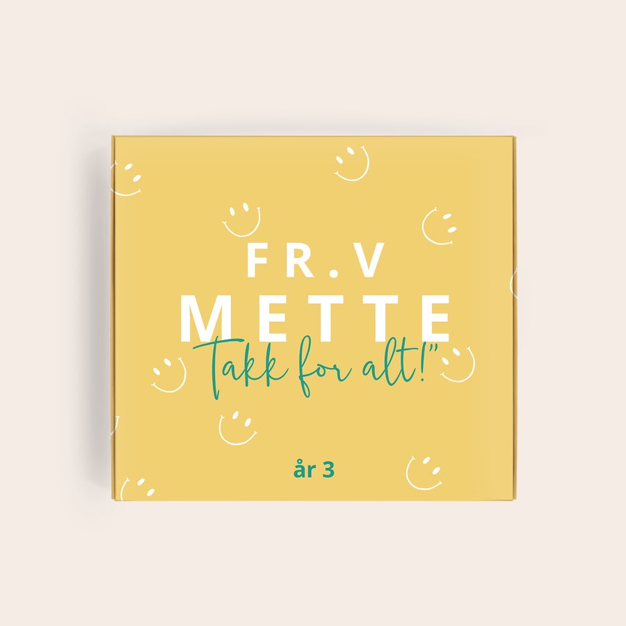 Personlig gaveeske med M&M's-sjokolade Personlig tilpasset M&M's-gaveeske i gul med navnet Mette, "Takk for alt!" og "år 3" trykt på.