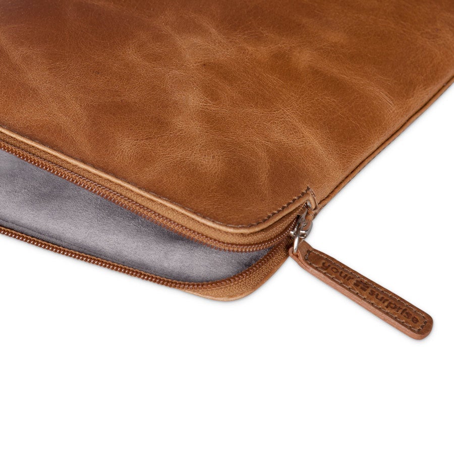 Personlig luksus skinn laptop etui med glidelås og navn gravert på glidelåsen, for trygg transport av din bærbare datamaskin.