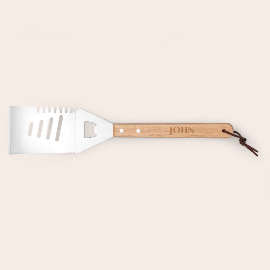 Instrumente personalizate pentru grătar Spatulă grătar personalizată din oțel inoxidabil și lemn cu deschizător de sticle și numele "JOHN" gravat.