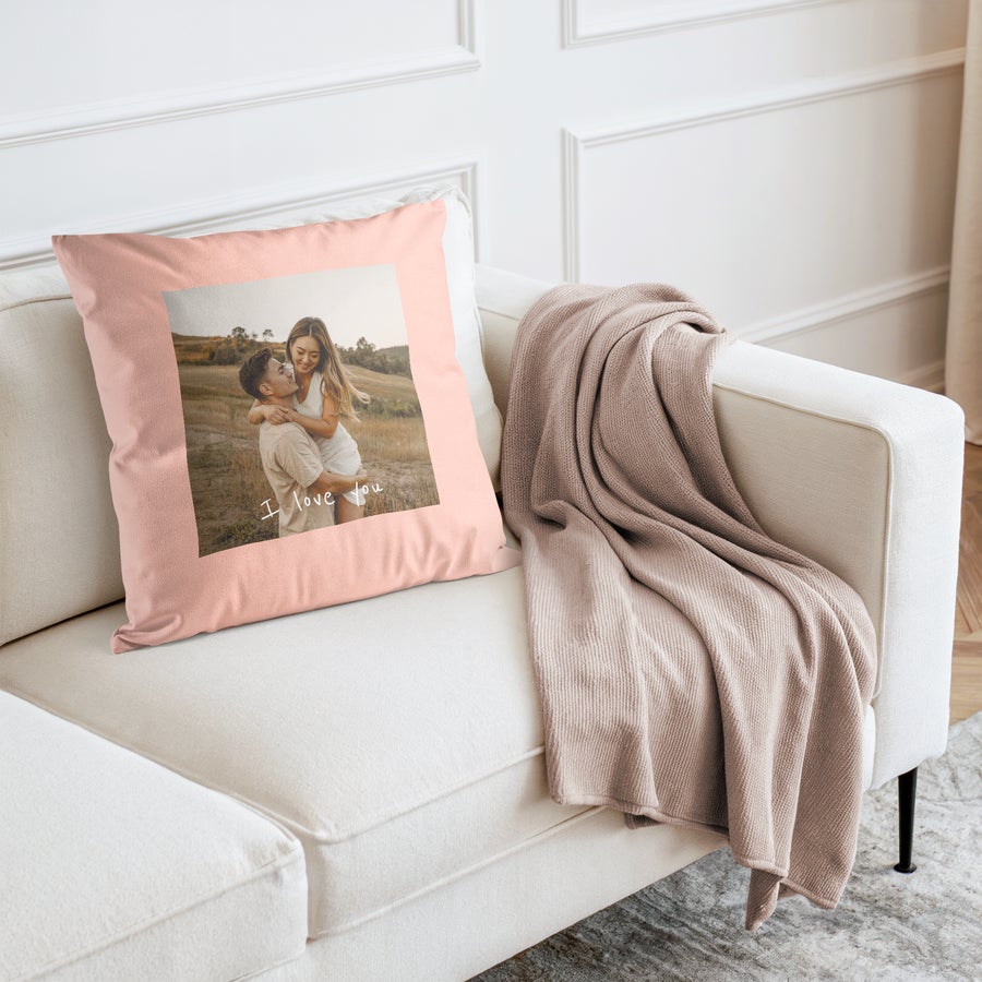 Perne și cutii de perne personalizate Pernă roz personalizată cu fotografia unui cuplu, textul I love you și model în culori vii. Surprindeți pe cineva cu o pernă originală cu propria fotografie și text!