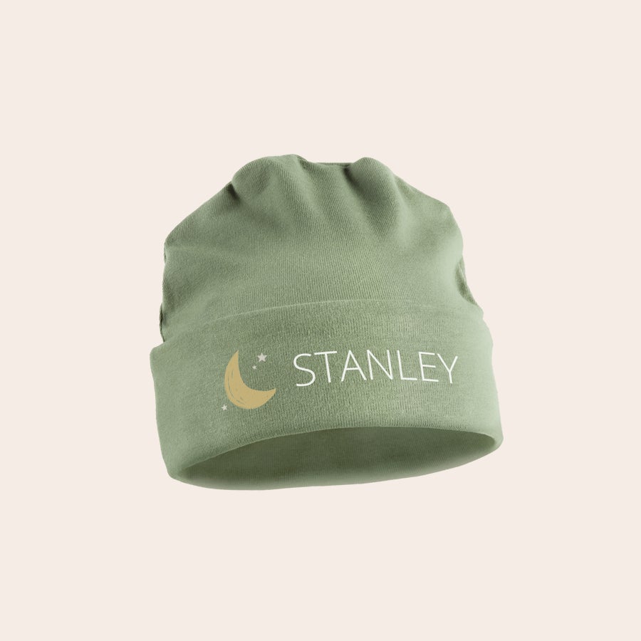 Chapéu de bebê Gorro de bebé verde personalizado com o nome Stanley, uma lua e estrelas estampados em branco.