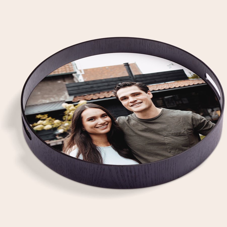 Plateau rond personnalisé Plateau rond personnalisé avec photo imprimée dun couple souriant pour vos petits déjeuners