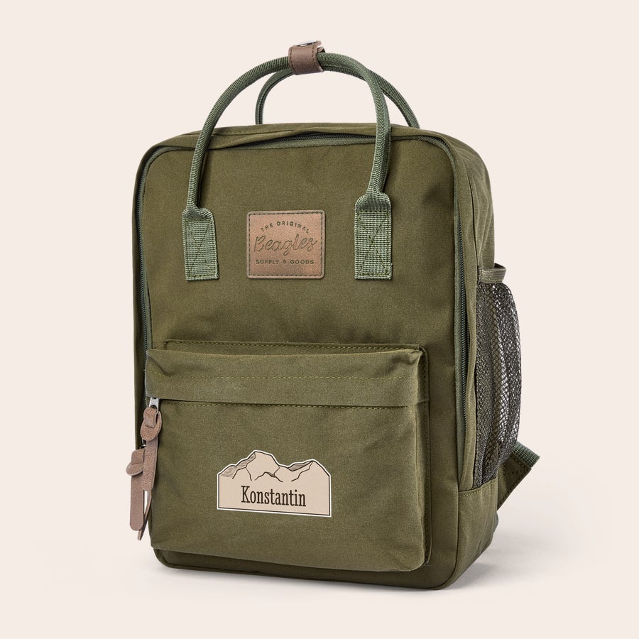 Rucksack personalisieren Grüner Beagles Rucksack mit aufgedrucktem Bergmotiv und dem personalisierten Namen Konstantin. Bestell einen einzigartigen Rucksack mit Namen!