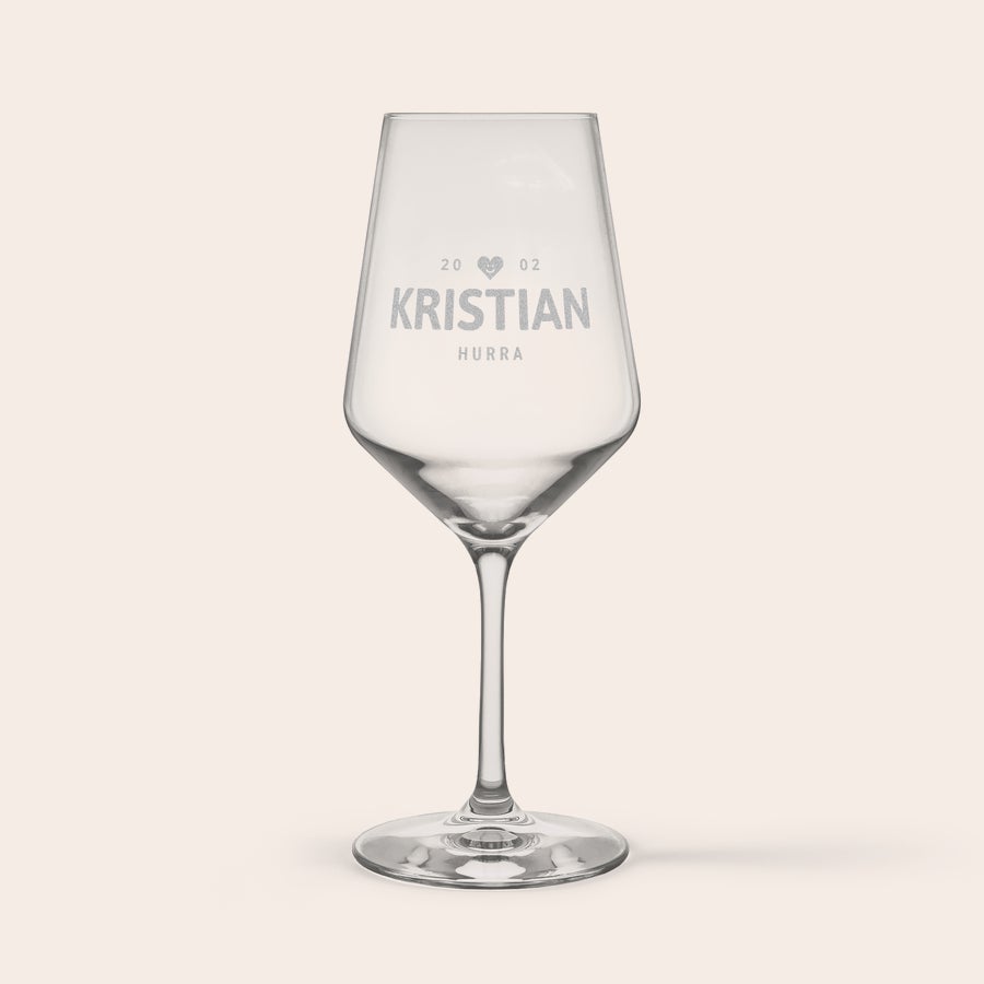 Rødvinsglas Personligt krystalglas graveret med navnet "KRISTIAN" og teksten "HURRA" for løft af vinøjeblikke.