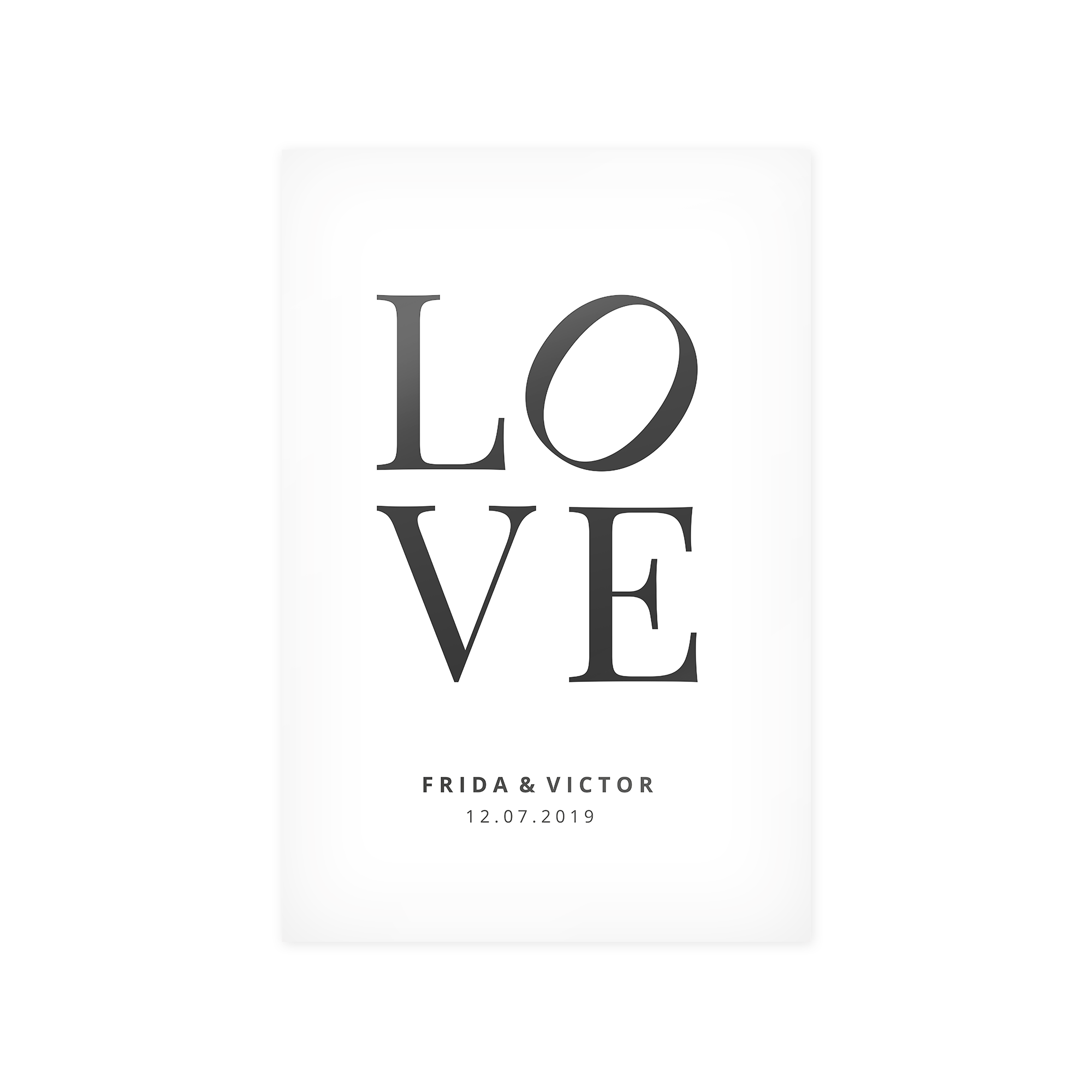 Plakat med teksten LOVE og personaliseret med navnene Frida & Victor og datoen 12.07.2019