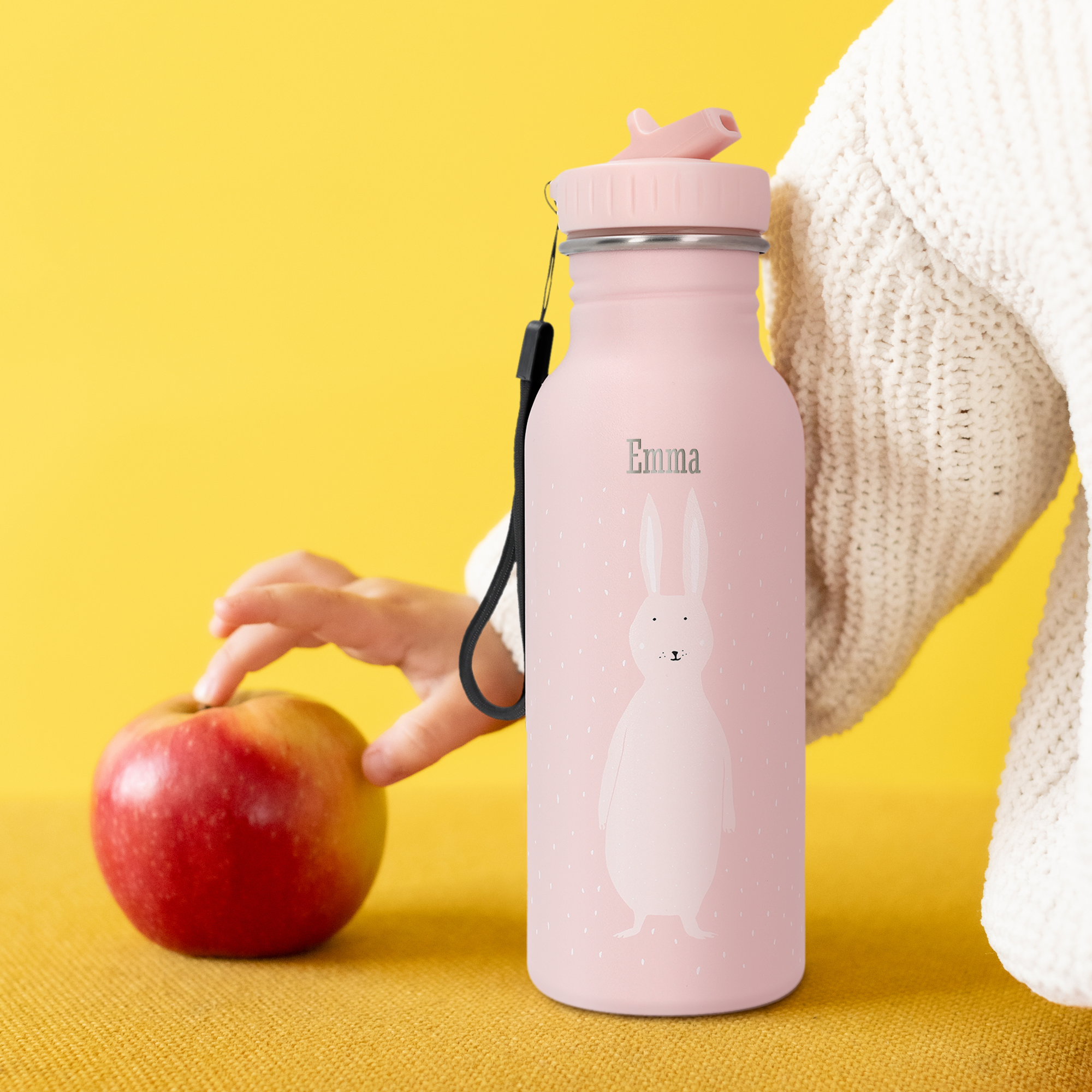 Botella de agua de acero rosa para niños con diseño de conejo blanco y nombre Emma grabado.