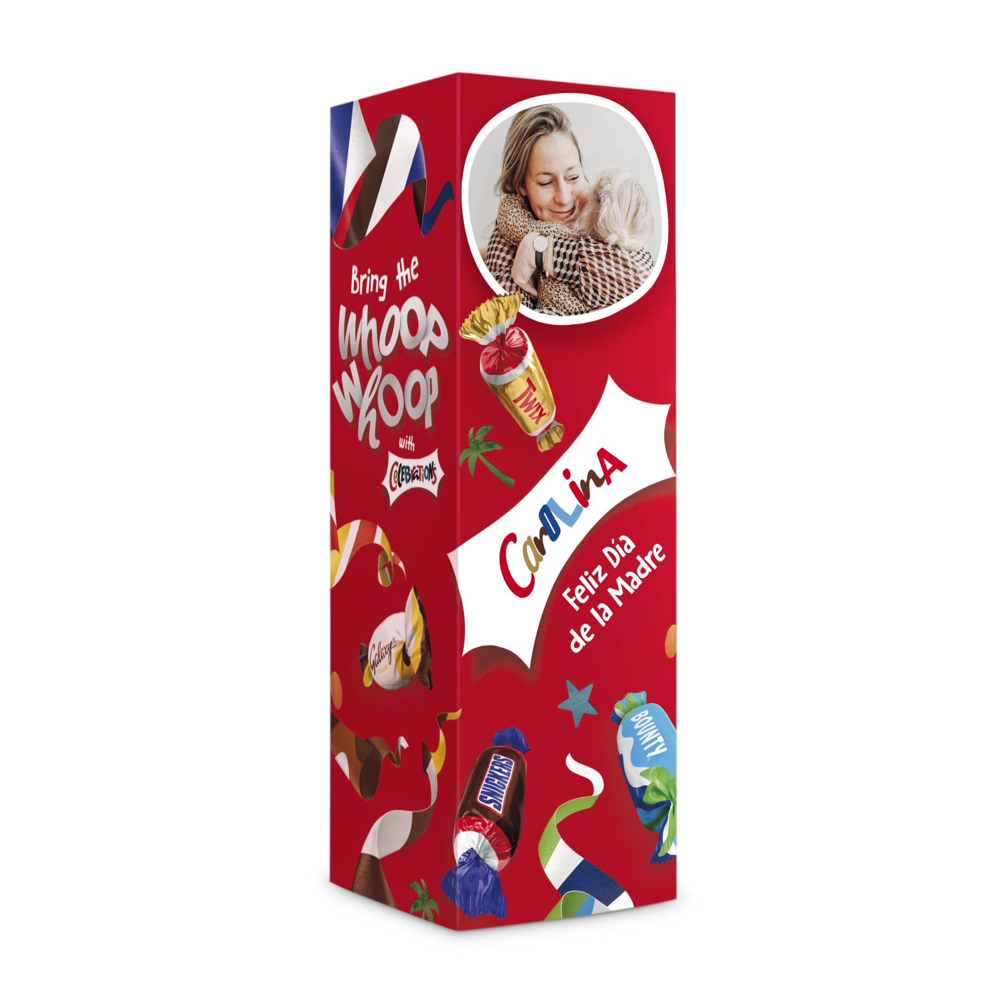 Botella con surtido de chocolates personalizada, con foto y mensaje "Feliz Día de la Madre Carolina" impresos.