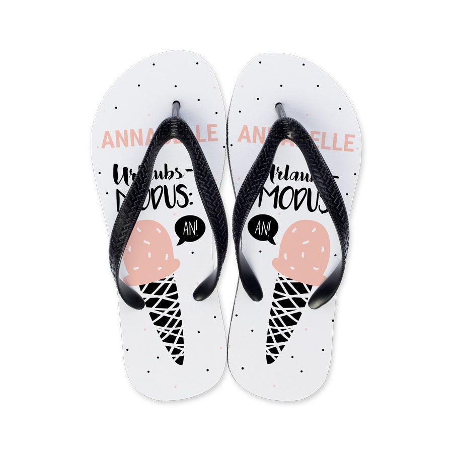 Individuelle Zehensandalen, bedruckt mit Eiscreme-Motiv, Schriftzug "Urlaubs-Modus: AN!" und Name "ANNABELLE"