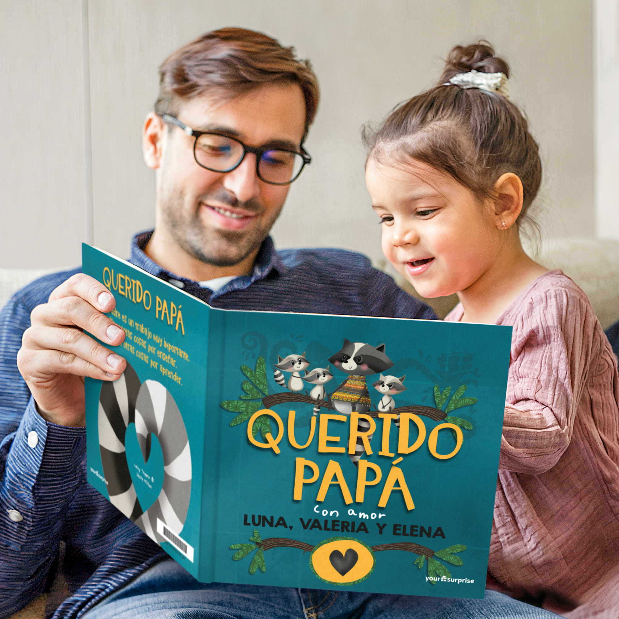 Padre e hija leyendo un cuento personalizado para papá, con los nombres "Luna, Valeria y Elena" impresos en la portada.