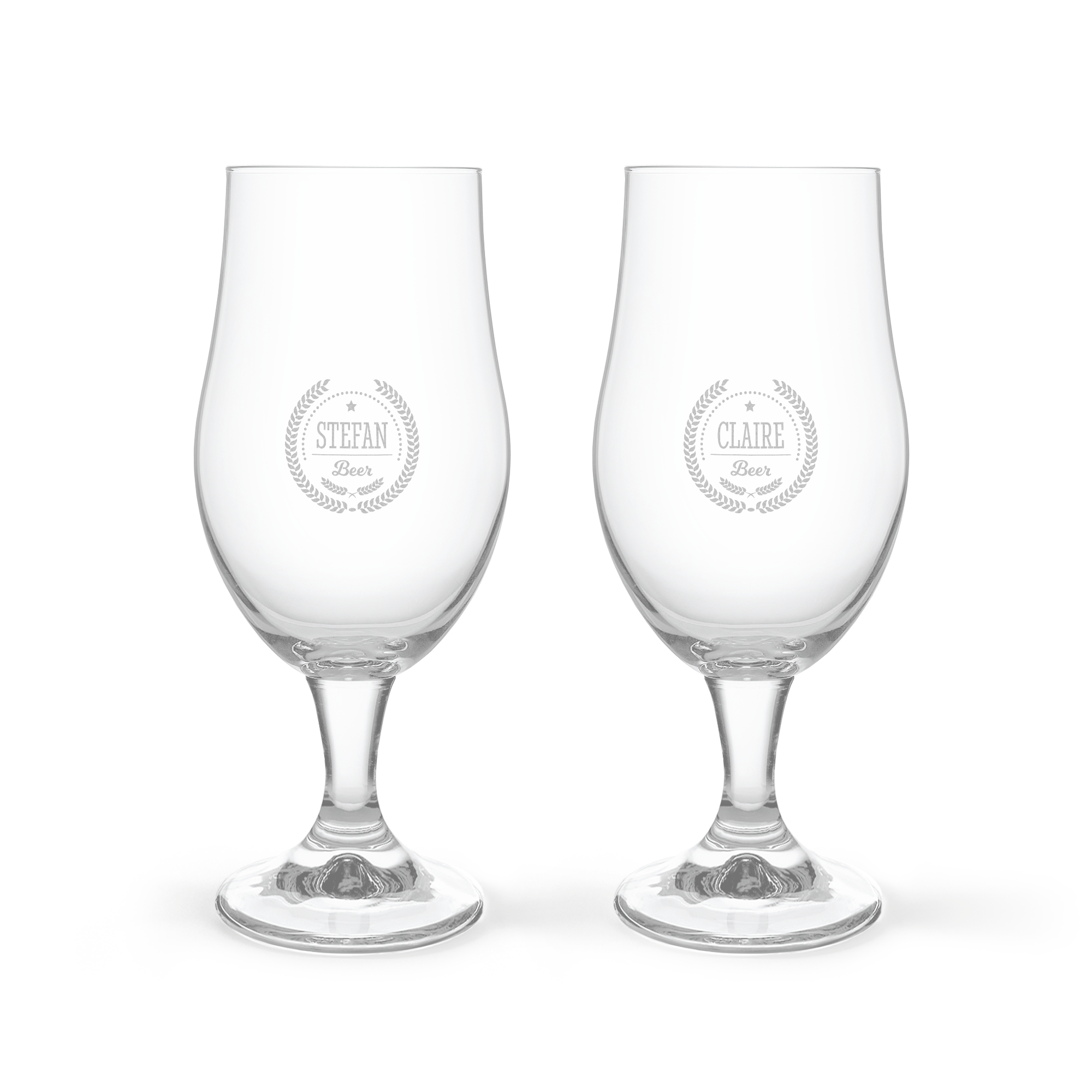 Två ölglas graverade med namn Stefan och Claire samt texten Beer i ett personligt ölpaket