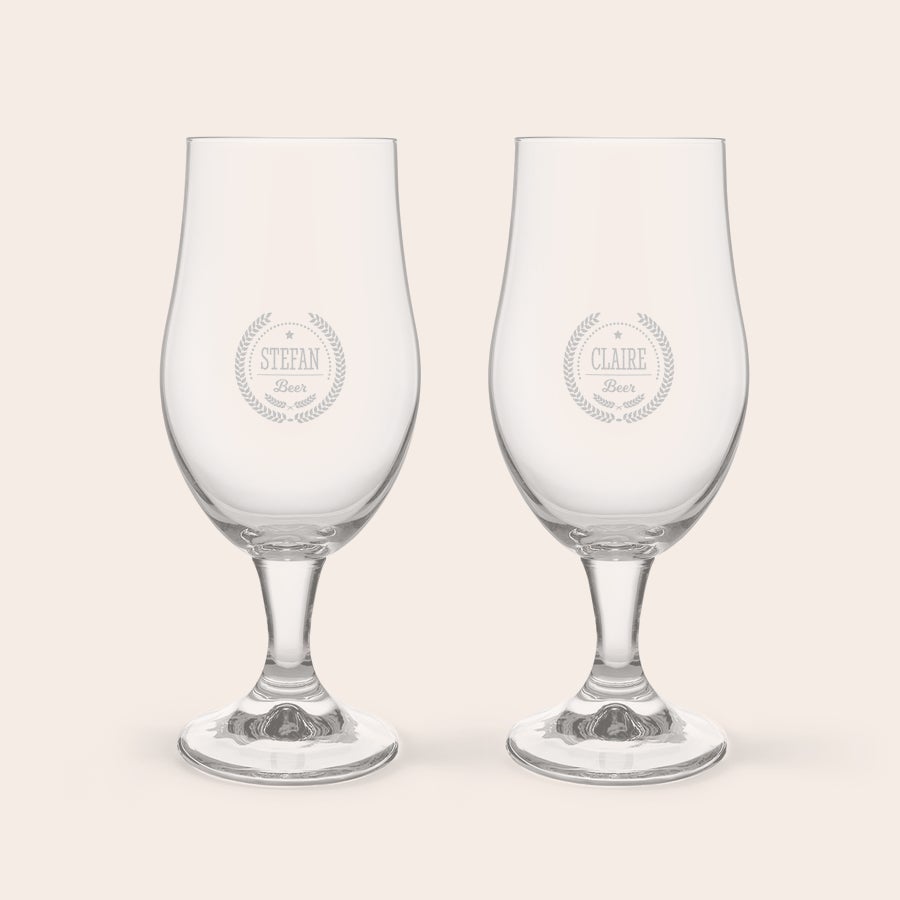 Pachet de băuturi cu bere cu pahare gravate Două pahare de bere din sticlă, gravate cu numele Stefan și Claire, înconjurate de ghirlande. Un pachet de bere personalizat.