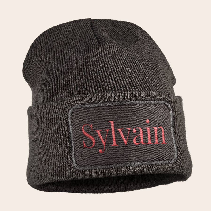 Bonnet brodé Bonnet noir brodé avec le prénom Sylvain en rouge, pour rester bien au chaud avec le texte de votre choix