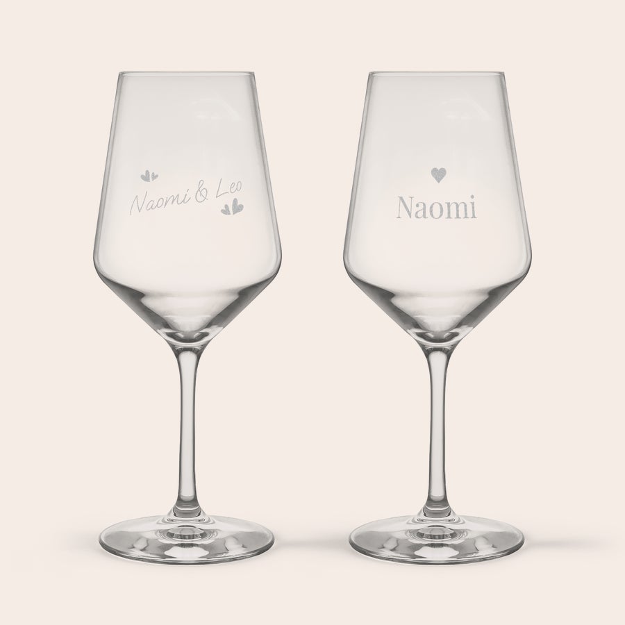 Kozarec - rdeče vino Personalizirani kristalni kozarci za vino z vgraviranima imenoma Naomi & Leo in Naomi.