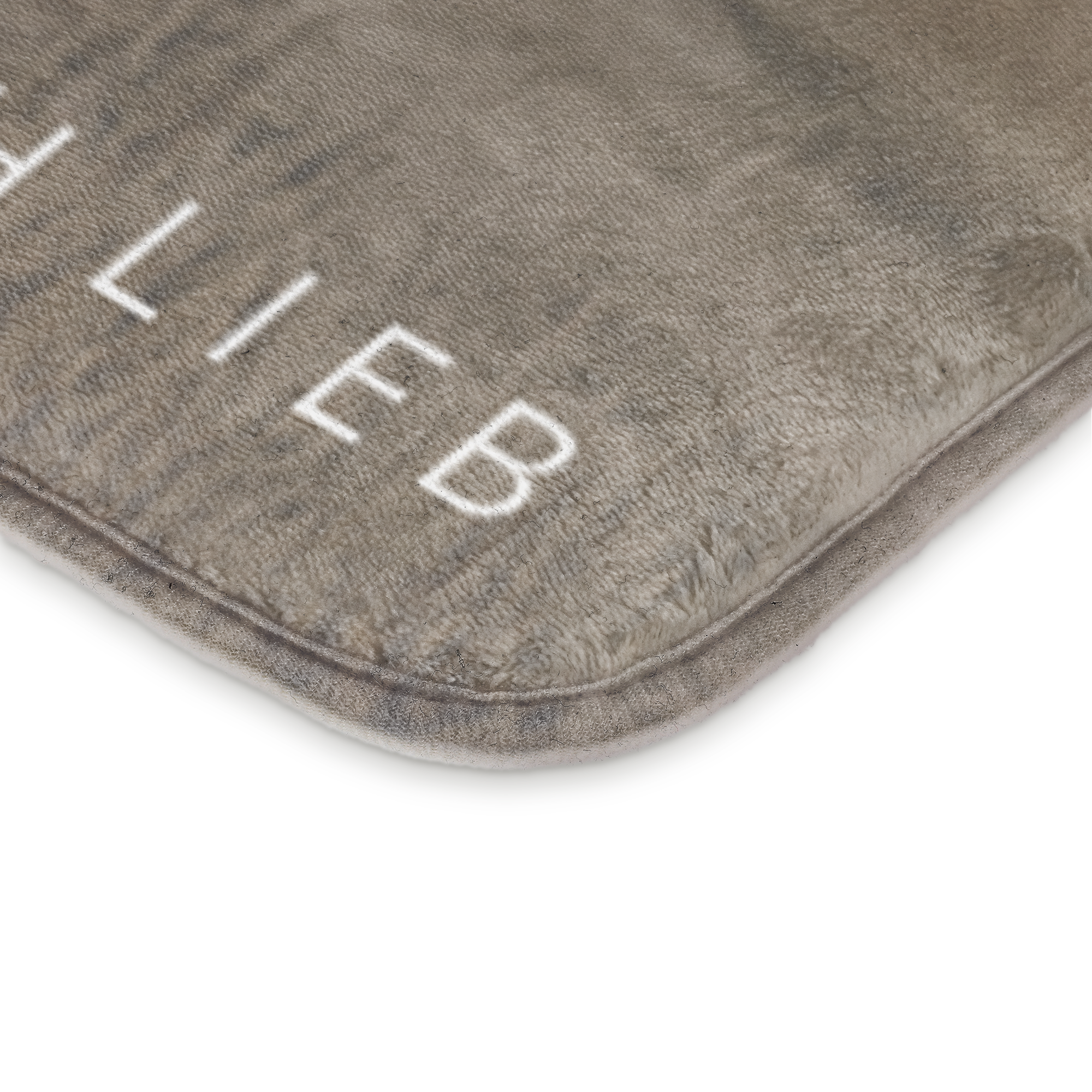 Braune personalisierte Badematte mit aufgedrucktem Text "LIEB" am Rand, um dein Badezimmer zu einer persönlichen Oase zu machen