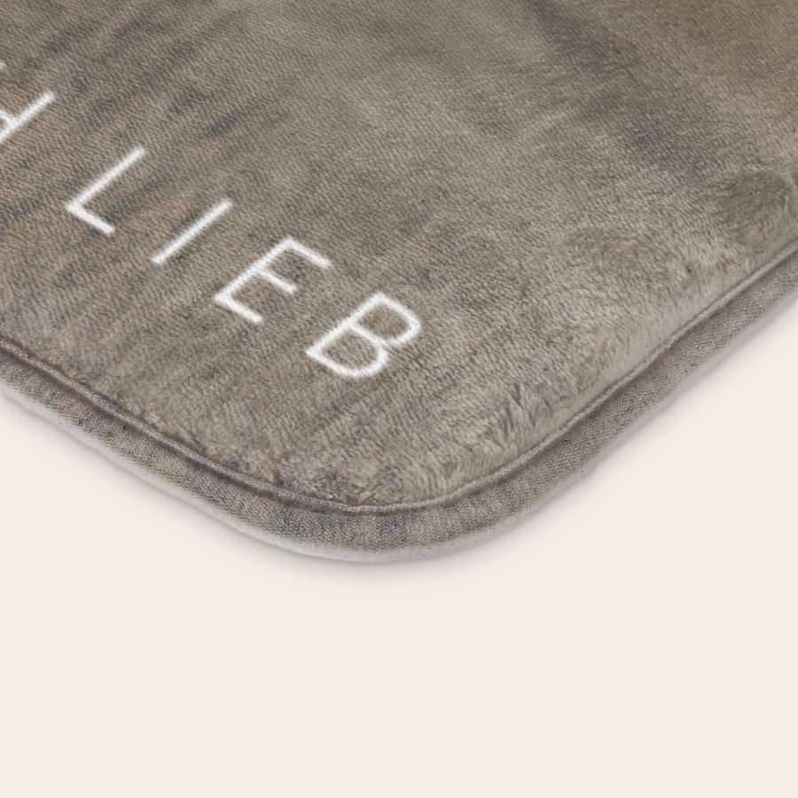 Personalisierte Badematte – 70 x 50 cm Braune personalisierte Badematte mit aufgedrucktem Text "LIEB" am Rand, um dein Badezimmer zu einer persönlichen Oase zu machen