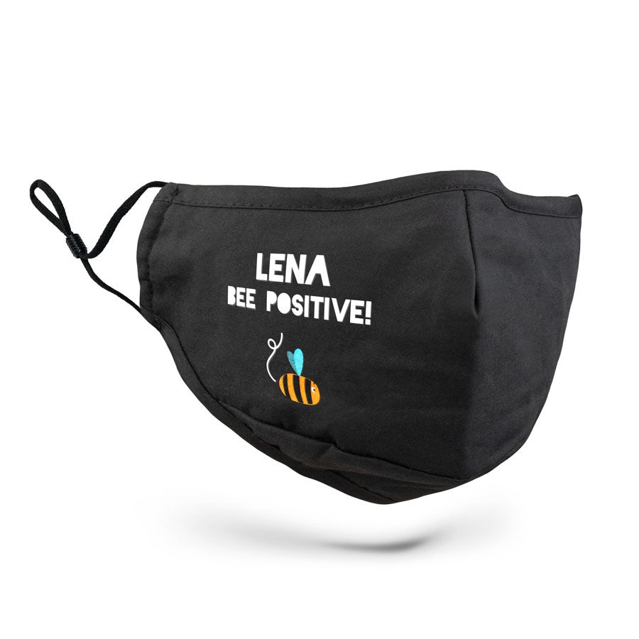 Munskydd (ej medicinsk) - svart - Med tryck Svart munskydd i tyg, tryckt med namnet LENA och texten BEE POSITIVE!, samt en tecknad humla. Personlig design för att skydda dig själv och din omgivning.