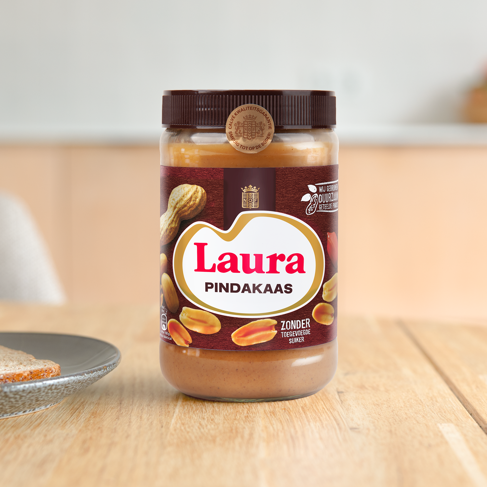 Calvé pindakaas uit een pot met naam Laura op het label, gedrukt met een gepersonaliseerd ontwerp.