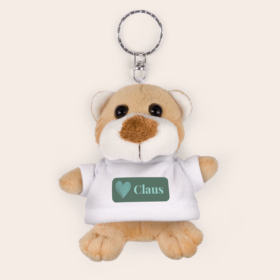 Personlig nøglering - Bamse plys Bamse nøglering med navn Claus, trykt på en hvid trøje, perfekt til dine nøgler.